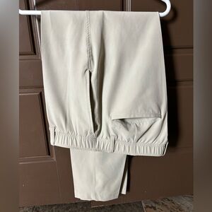 Under Armour Mens Golf pants. 38 x 30. Great fitting pants. Beige/Tan.